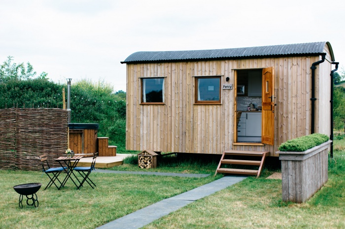 Percy the Shepherd’s Hut – Outdoor Seating, Fire Pit & Hot Tub