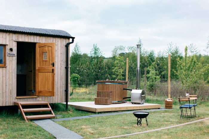 Rosie the Shepherd’s Hut – Full Outdoor View